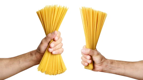 Massa de espaguete na mão sobre fundo isolado. Esparguete italiano cru antes de cozinhar e comer comida italiana — Fotografia de Stock