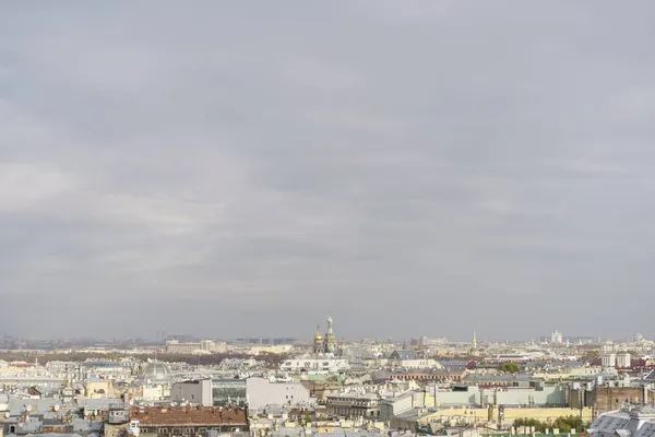 Panorama de São Petersburgo a partir da altura do fundo. Vista dos telhados de São Petersburgo no outono. Pontos de interesse e centro da cidade — Fotografia de Stock