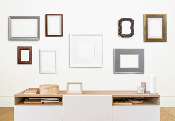 Нарисовать рамку плаката в интерьере белой стены. Белая рамка для плаката или фото изображения на чистой стене в домашней комнате или в офисе