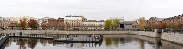 San Petersburgo, Rusia - 28 de octubre de 2021: Distrito Nueva Holanda en San Petersburgo. Nuevo lugar de moda en la ciudad, con jóvenes, hipsters, eco tiendas, restaurantes y lugares para relajarse y relajarse. — Foto de Stock