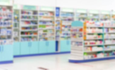 Eczane geçmişi. İlaçlar, haplar ve haplarla eczanenin bulanık tezgahları.