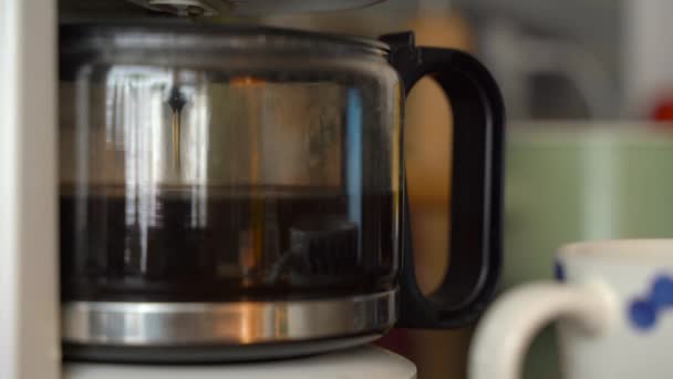 Kawa w domu ekspres do kawy kapie na tle domowego gotowania. — Wideo stockowe