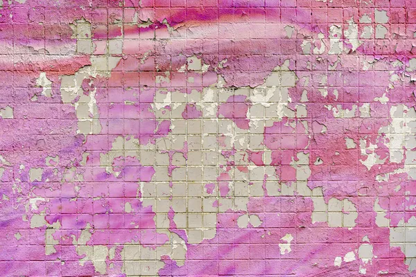 Παλιός τοίχος δρόμου με ξεφλούδισμα παλαιού χρώματος και ραγισμένη υφή φόντου. Τοίχος με ανάγλυφο αποτέλεσμα χρωματιστού σοβά — Φωτογραφία Αρχείου