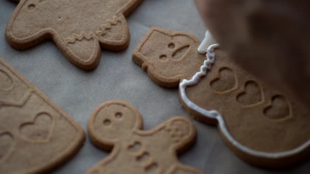 Biscoitos de gengibre de Natal cozinhar para férias. Cozimento de Natal caseiro e decoração de biscoitos. — Vídeo de Stock