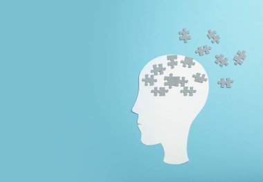 Bunama, Alzheimer, hafıza ve akıl sağlığı konsepti. Mavi arka planda yapboz parçaları olan kağıt başlık