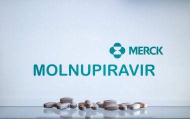 New York, ABD - 08 Kasım 2020. Koronavirüs hastalığına karşı antiviral ilaç kavramı. Tıbbi cam bir masada COVID ilaçları. Seçici odak