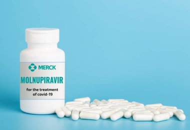 New York, ABD - 08 Kasım 2020. Koronavirüs hastalığına karşı antiviral ilaç kavramı. Tıbbi cam bir masada COVID ilaçları. Seçici odak