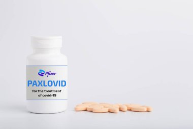New York, ABD - 08 Kasım 2020. Koronavirüs hastalığına karşı antiviral ilaç kavramı. Tıbbi cam bir masada COVID ilaçları. Seçici odak
