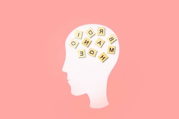 認知症、アルツハイマー、記憶および精神脳の健康の概念の背景。ピンクの背景にパズルピースと紙の頭 — ストック写真
