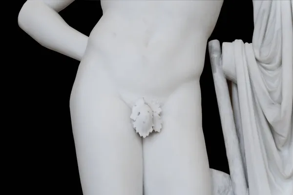 Sculture antiche isolate. Antica Grecia scultura classica in marmo su sfondo bianco. Arte, bellezza del corpo, concetto di cultura. — Foto Stock