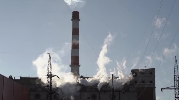 Fumée d'usine contre le ciel bleu. Pollution par les fumées provenant des déchets industriels des industries du gaz, de la chimie, du pétrole et de l'électricité. — Video