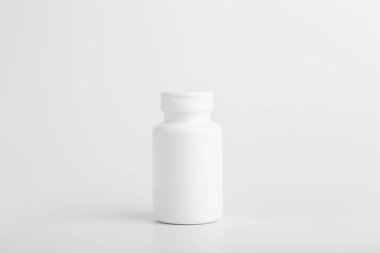 Bir kavanoz hap izole edildi. Beyaz beyaz arka planda ilaç, ilaç ve vitaminler için beyaz plastik kavanoz.