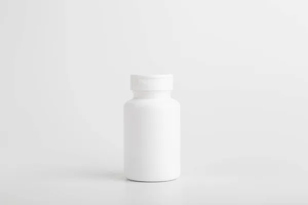 En burk piller isolat. Vit plastburk för medicinska piller, droger och vitaminer på en tom vit bakgrund. — Stockfoto