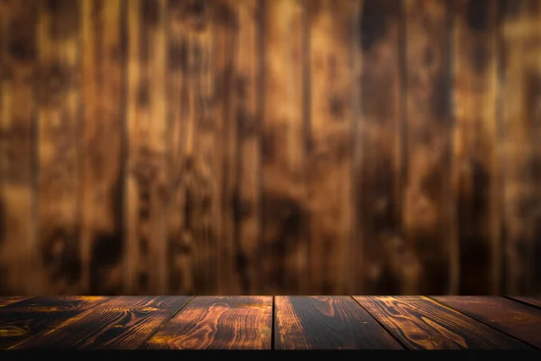 Дерев'яний сільський фон. Дерев'яний стіл для предметів, товарів або їжі. Текстура темних обпалених дощок — стокове фото