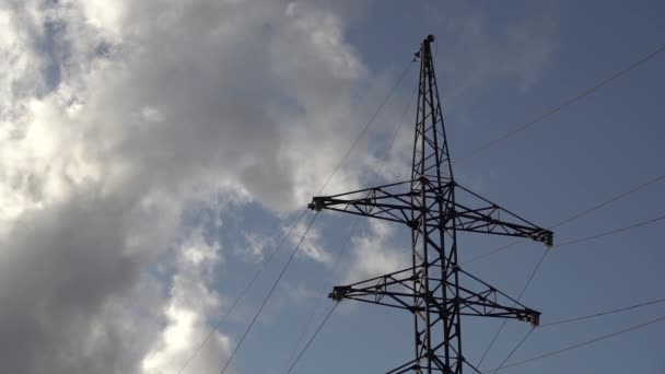 Fabrieksrook tegen de blauwe lucht. Rookverontreiniging door industrieel afval in de gas-, chemische, olie- en elektrische industrie. — Stockvideo