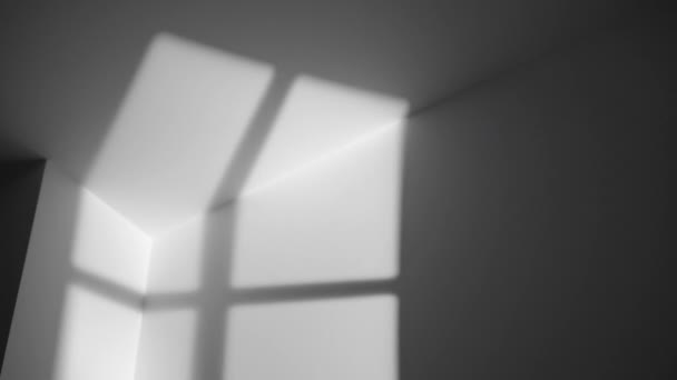 Stín okna se v noci pohybuje po povrchu šedé stěny v místnosti doma. Rozmazané stíny pozadí s efektem překrytí, šumem a strukturou zrna. — Stock video