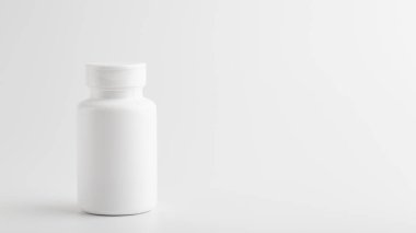 Bir kavanoz hap izole edildi. Beyaz beyaz arka planda ilaç, ilaç ve vitaminler için beyaz plastik kavanoz.