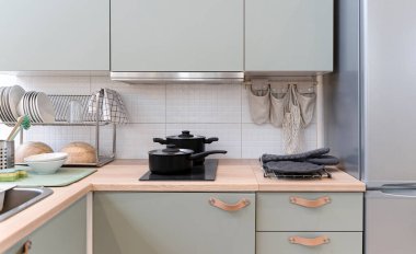 Mutfak arka planı. Gündüzleri bir ev mutfağının içinde. Yemek, yemek, market maketi.