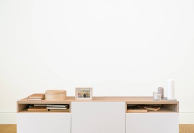 Oturma odasının içinde resim, fotoğraf ya da televizyon için boş beyaz duvarlar var. Beyaz duvar arkaplanı, oturma odası modeli.