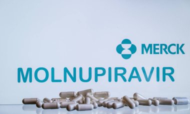 New York, ABD - 08 Kasım 2020. Koronavirüs hastalığına karşı antiviral ilaç kavramı. Tıbbi cam bir masada COVID ilaçları. Seçici odak