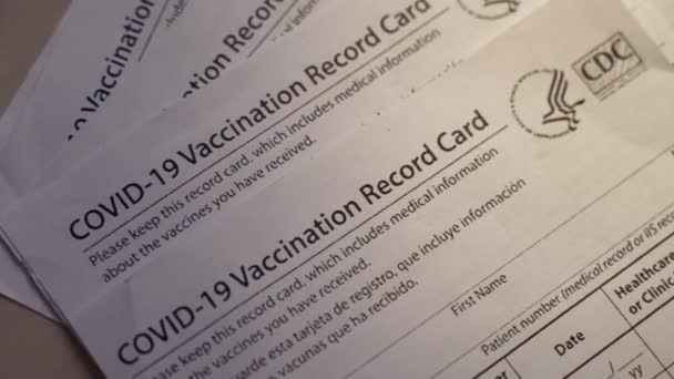 Nova Iorque, EUA - 08 de novembro de 2020. Cartão de vacinação CDC para registro de doses de vacina contra o coronavírus covid-19 na mesa dos médicos do hospital — Vídeo de Stock