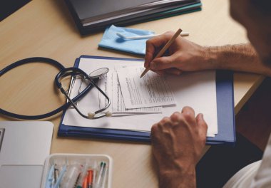  Aşı kayıt kartı. Koronavirüs salgını sırasında aşı formu hastanedeki doktor masasında.. 
