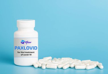 New York, ABD - 08 Kasım 2020. Koronavirüs hastalığına karşı antiviral ilaç kavramı. Tıbbi cam bir masada COVID ilaçları. Seçici odak