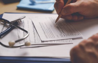  Aşı kayıt kartı. Koronavirüs salgını sırasında aşı formu hastanedeki doktor masasında.. 