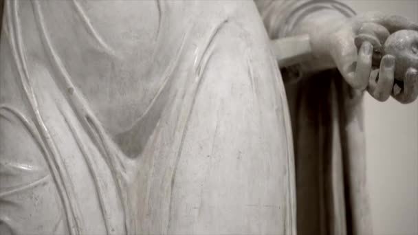 Klassisk antik skulptur av en kvinna i vit sten eller marmor. — Stockvideo