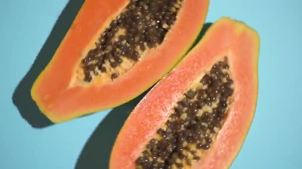 Tropische Fruchtpapaya rotiert auf einem farbigen, sonnigen Hintergrund. Sommer, Vitamine, Nahrung, Saft, Minimalkonzept — Stockvideo