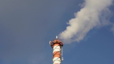 Duman ya da bacadan çıkan buhar. Evleri ısıtmak için türbinden gökyüzüne karşı buhar. Kışın ısıtma endüstrisi.