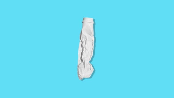 Ανακύκλωση πλαστικών αποβλήτων. Ένα λευκό πλαστικό μπουκάλι παραμορφώνεται σε ένα κενό μπλε φόντο στο φαινόμενο stop motion animation. Οικολογία, ανακύκλωση, προστασία του περιβάλλοντος, έννοια. — Αρχείο Βίντεο