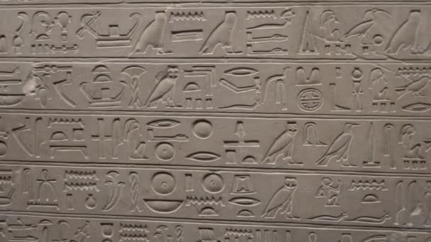 Egyptische hiërogliefen en inscripties op kleitabletten. Oude Egyptische beschaving kunst, archeologische voorwerpen en geschiedenis. — Stockvideo