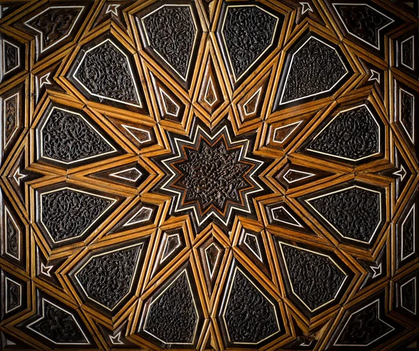 이슬람 아라 브 패턴. 모로코의 벽 패널에 있는 장식용 타일이에요. 기하학적 추상적 인 음악적 질감 — 스톡 사진
