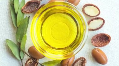 Beyaz arka planda Argan tohumları. Bitkili Argan yağı fındığı. Kozmetik ürünleri ve doğal yağlar.