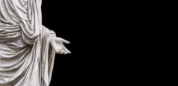Ruka drží starožitnou sochu na prázdném černém pozadí. Římská klasická socha z mramoru s nataženou rukou. Znalosti, vzdělávání, odborná příprava, charitativní koncepce. — Stock fotografie