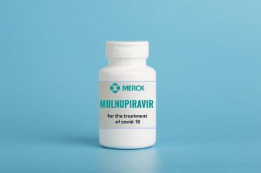 New York, ABD - 08 Kasım 2020. Koronavirüs hastalığına karşı antiviral ilaç kavramı. Tıbbi cam bir masada COVID ilaçları. Seçici odak