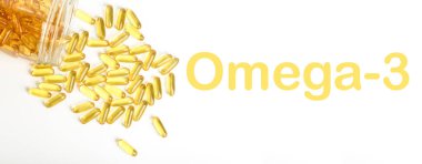 Jelatin kapsüllerdeki balık yağı izole edilir. Beyaz afiş üzerinde altın renkli haplarda bulunan Omega vitaminleri. İlaç, eczane, uyuşturucu ve multivitamin yağları kavramı