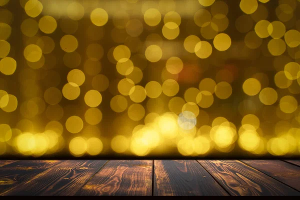Fondo de Navidad de mesa. Luces de bokeh dorado y superficie de textura rústica de madera para alimentos, bebidas y regalos. —  Fotos de Stock