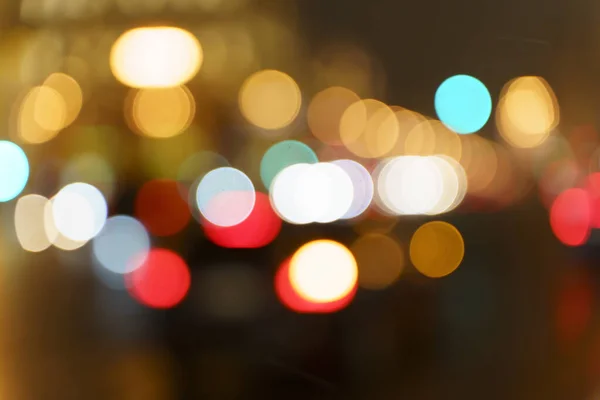 Luces nocturnas. Coches borrosos, transporte y taxis y el tráfico en la carretera de la ciudad por la noche con luces brillantes. Estado de ánimo nocturno —  Fotos de Stock