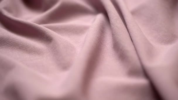 织物背景。面料棉纺织材料特写.梳妆台上的波纹褶皱织物 — 图库视频影像