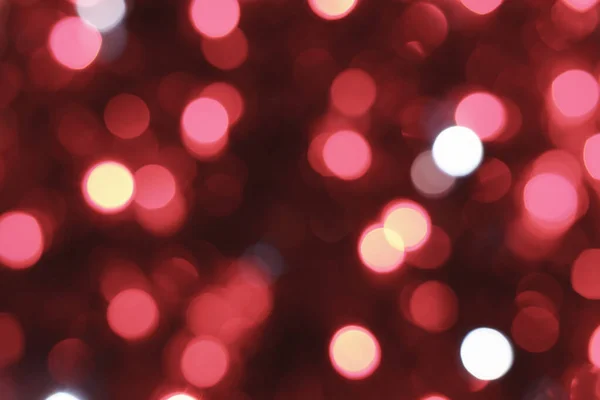 Fondo rojo bokeh. Lámina de textura y confeti borroso, luz de polvo dorado. Fiesta festiva Navidad y año nuevo fondo víspera. —  Fotos de Stock