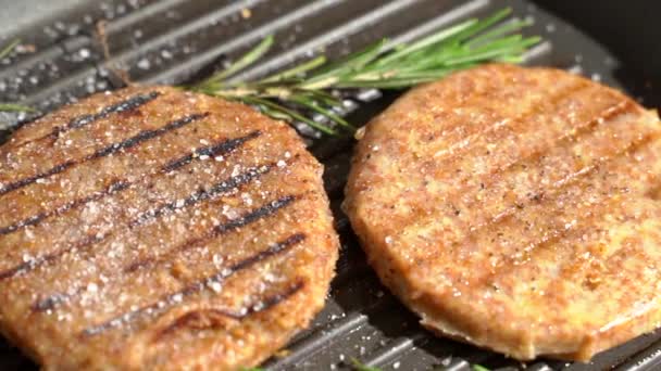 Veganskt kött till hamburgare. Proteinbiffar grillade med örter och kryddor. Begreppet konstgjort kött. — Stockvideo