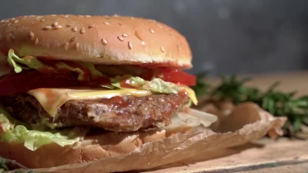 Burger vegetarian di meja dapur dengan herbal, salad, rempah-rempah dan saus. Burger vegetarian panggang klasik — Stok Video