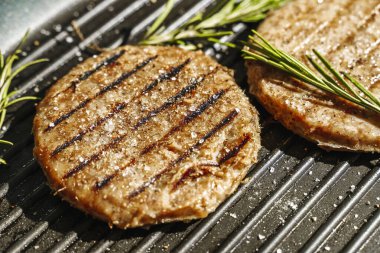 Sebzeli pirzola vejetaryen burger için ızgara. Bitkisel et konseptinden vejetaryen ürünler, mutfak arka planının ötesinde.