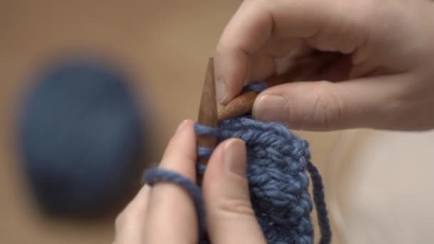 Malhas de lã. Uma mulher tricota roupas de casa de fios de lã. Criação de acessórios feitos à mão e roupas de materiais e tecidos naturais — Vídeo de Stock