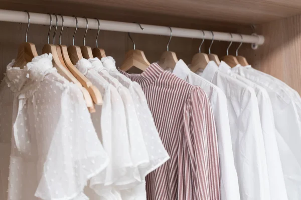 Ruhák a szekrényben. Nők könnyű vintage ruhák vállfák a szekrényben az öltözőben. Divatirányzatok, textíliák, újrahasznosítás, használt. — Stock Fotó