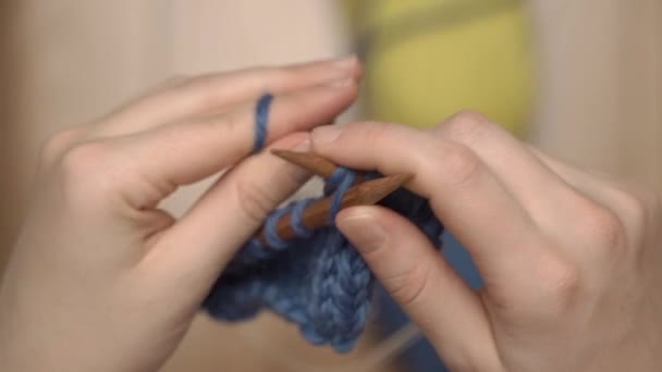 Μαλλί πλέξιμο. Μια γυναίκα πλέκει ρούχα σπιτιού από μάλλινα νήματα. Δημιουργία χειροποίητων αξεσουάρ και ρούχων από φυσικά υλικά και υφάσματα — Αρχείο Βίντεο