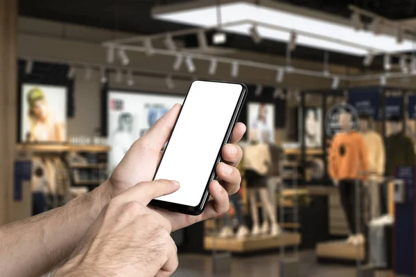 Moda alışveriş merkezindeki boş akıllı telefon ekranı geçmişi bulanıklaştırdı. Dijital perakende, e-ticaret, alışveriş, uygulama konsepti — Stok fotoğraf