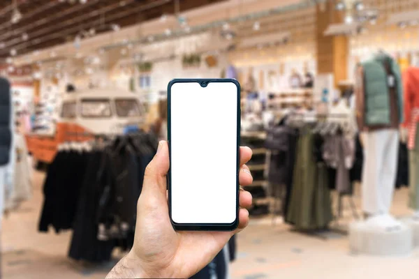 Pantalla de teléfono inteligente en blanco en el centro comercial de moda fondo borroso. Digital al por menor, comercio electrónico, compras, concepto de aplicación — Foto de Stock